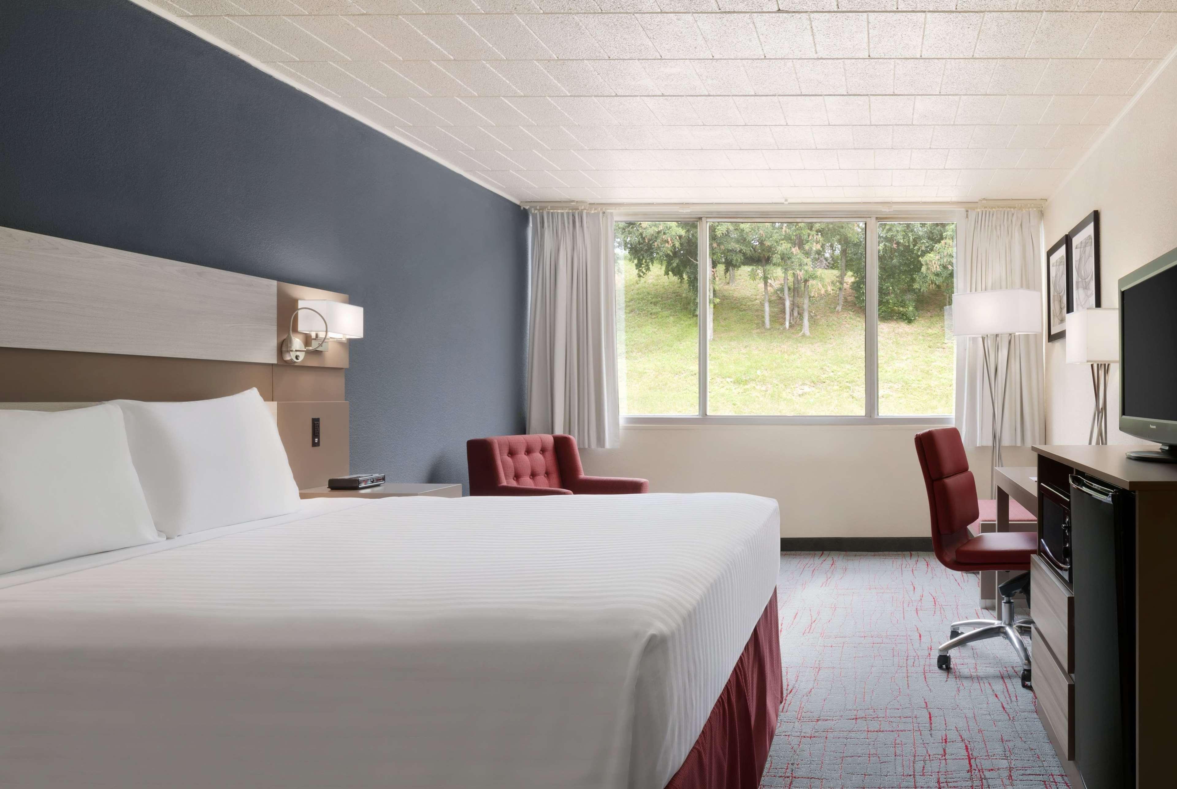 Ramada By Wyndham Uniontown Hotell Exteriör bild