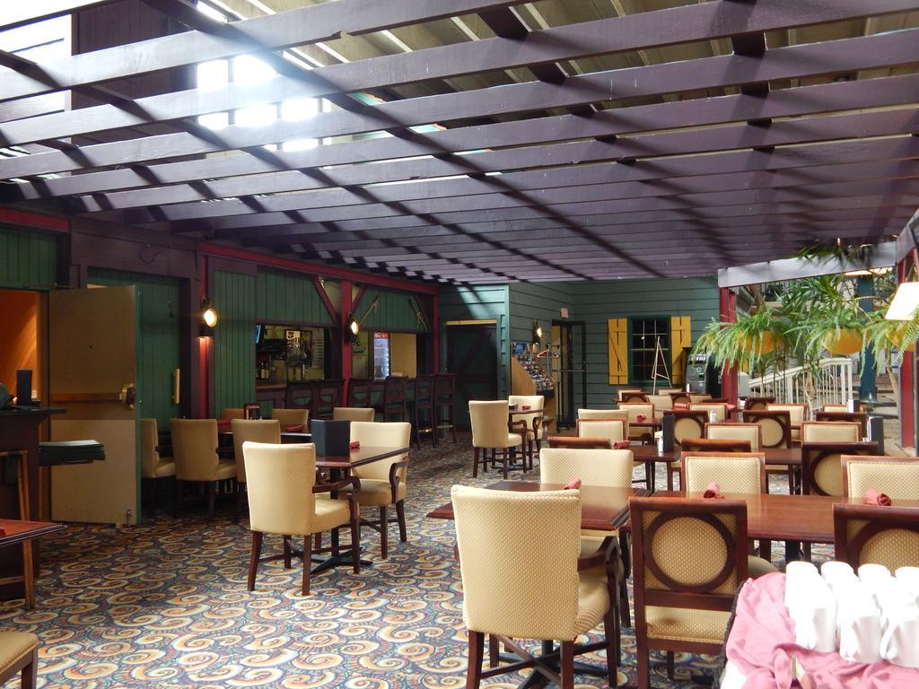 Ramada By Wyndham Uniontown Hotell Exteriör bild