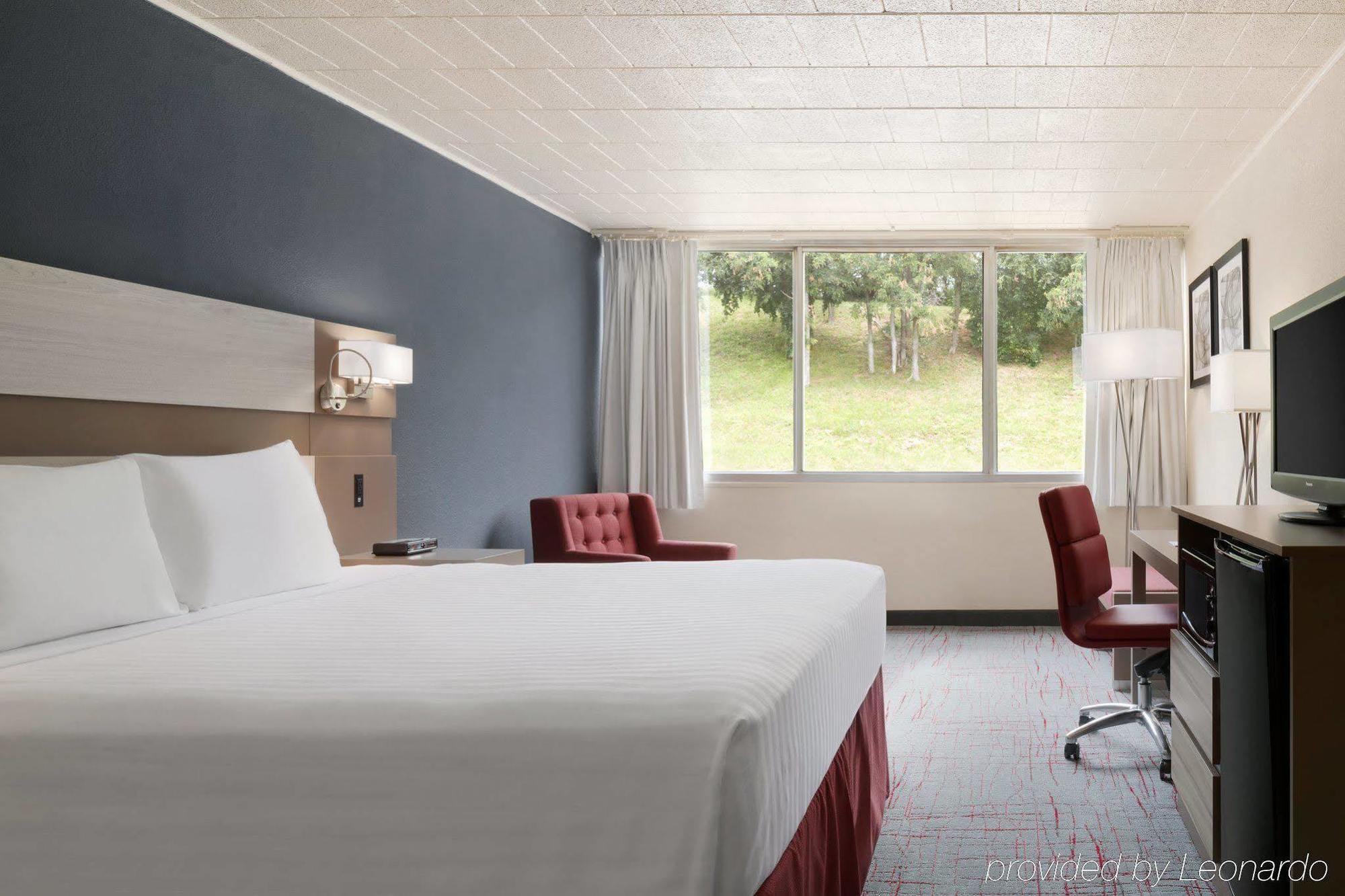 Ramada By Wyndham Uniontown Hotell Exteriör bild