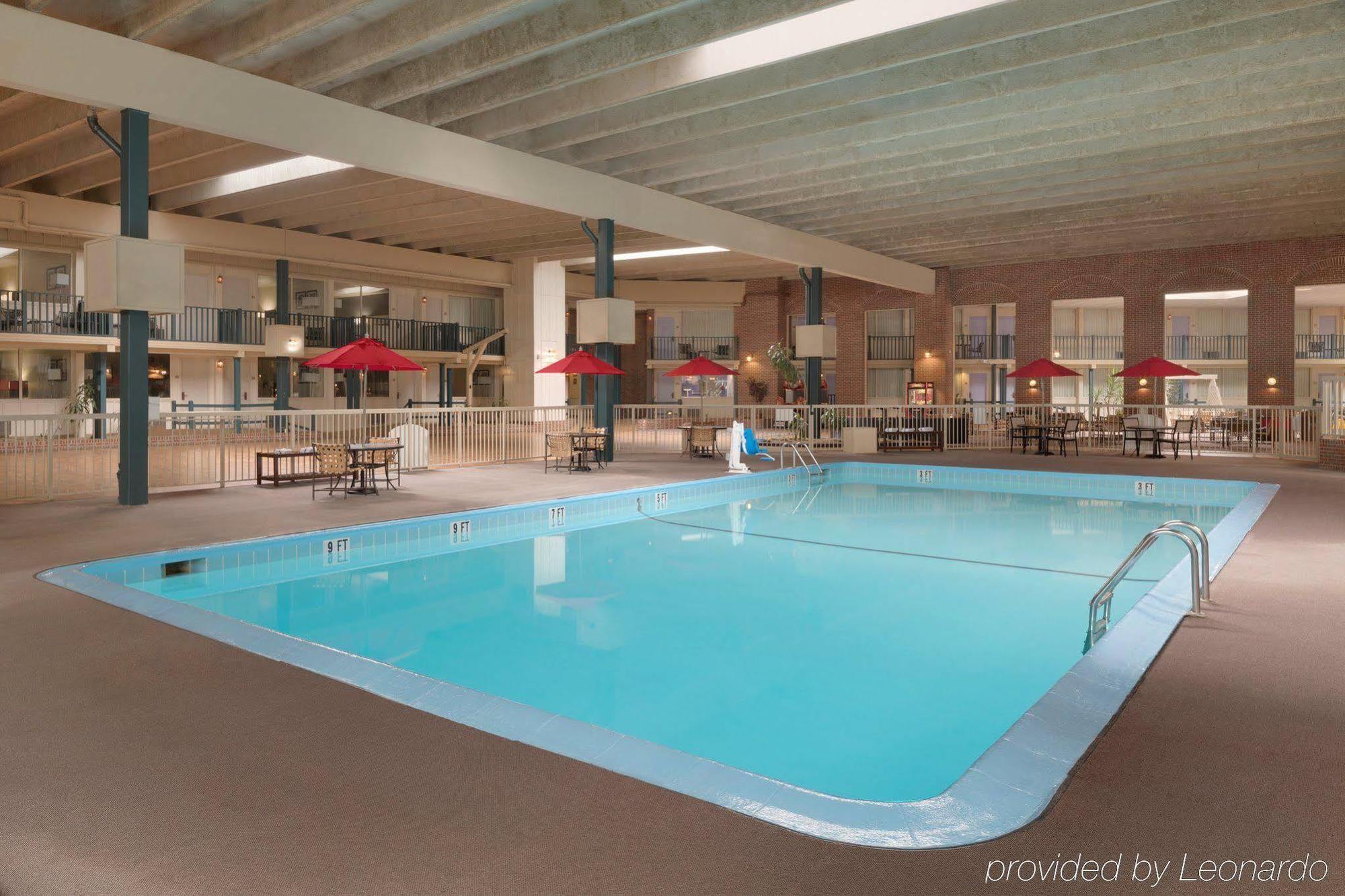 Ramada By Wyndham Uniontown Hotell Exteriör bild