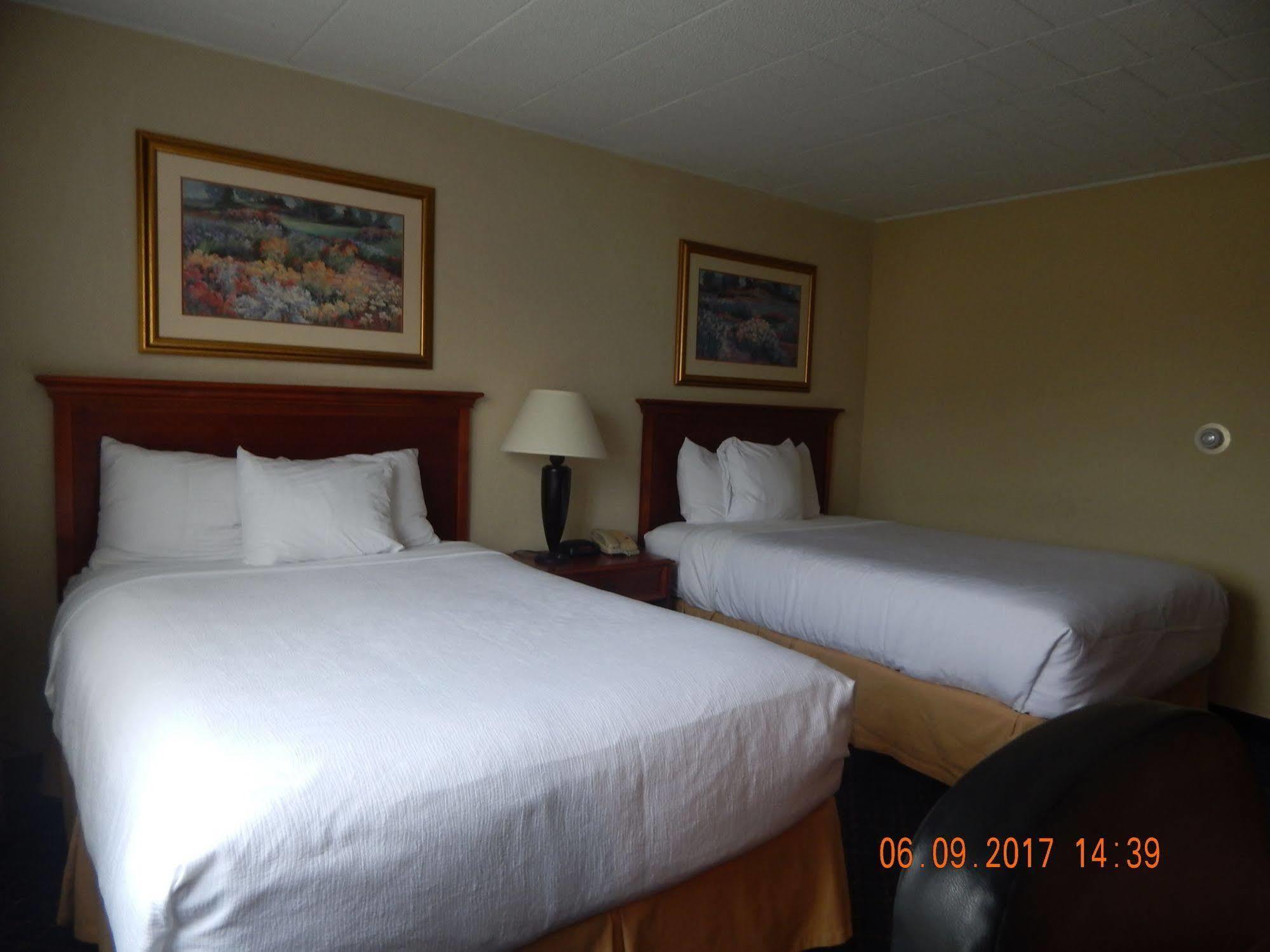 Ramada By Wyndham Uniontown Hotell Exteriör bild